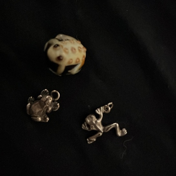 FROG NECKLACE PENDANTS AND BEAD - Picture 2 of 3